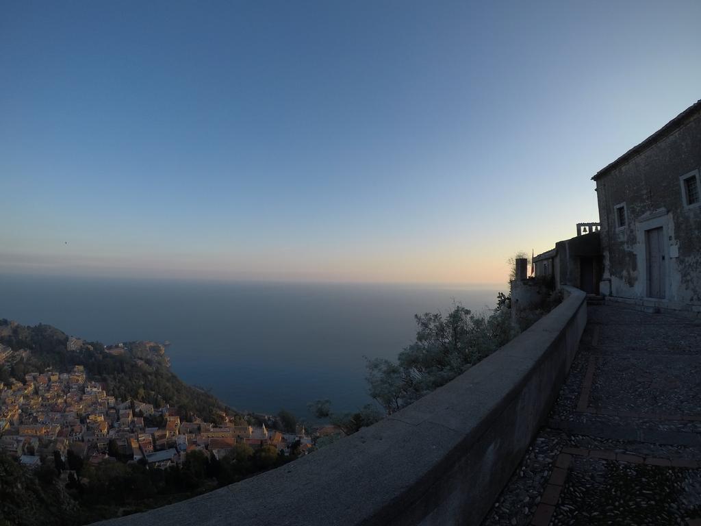 Sunshine Apartment Taormina Buitenkant foto