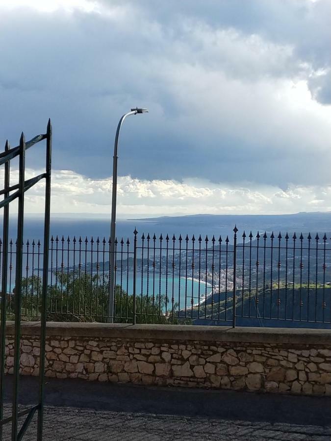 Sunshine Apartment Taormina Buitenkant foto